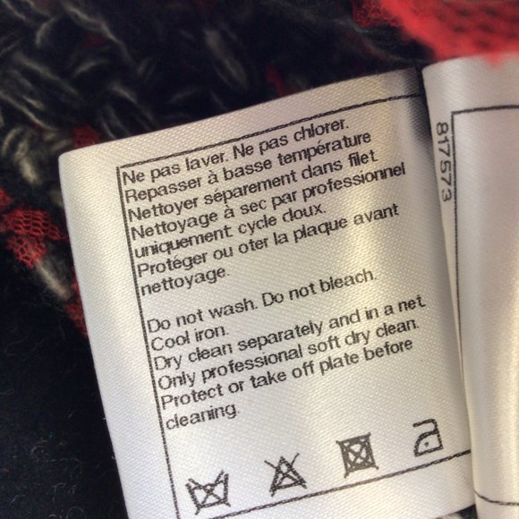 CHANEL RED / GREY / BLACK WOVEN CASHMERE AND SILK CHUNKY KNIT POM POM BEANIE / H - Picture 11 of 13